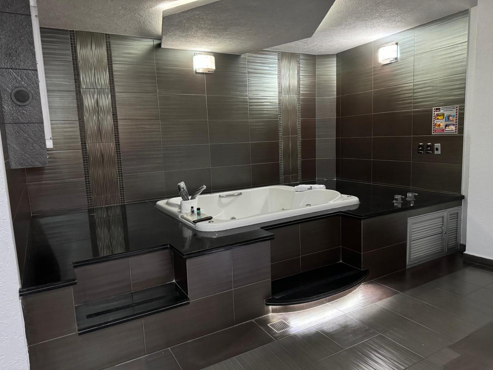Kuboz Motor Hotel Zapopan Luaran gambar